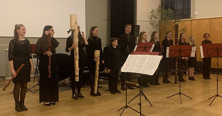 Gruppenbild der Schüler*innen und Studierenden, die das Blockflötren-Konzert gespielt haben, to the current article