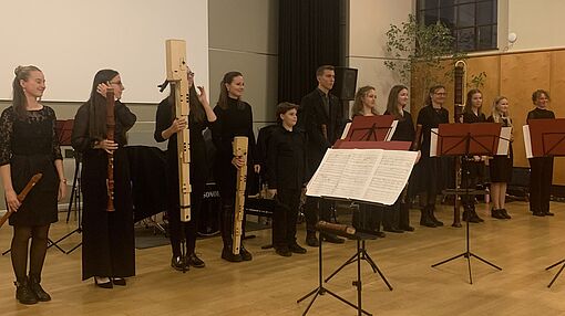 Gruppenbild der Schüler*innen und Studierenden, die das Blockflötren-Konzert gespielt haben