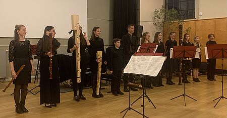 Gruppenbild der Schüler*innen und Studierenden, die das Blockflötren-Konzert gespielt haben