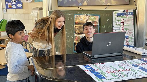 Studierende musizieren mit einem Schüler