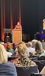 Agnes Bickelhaupt und Prof. Dr. Katharina Bradler halten einen Vortrag