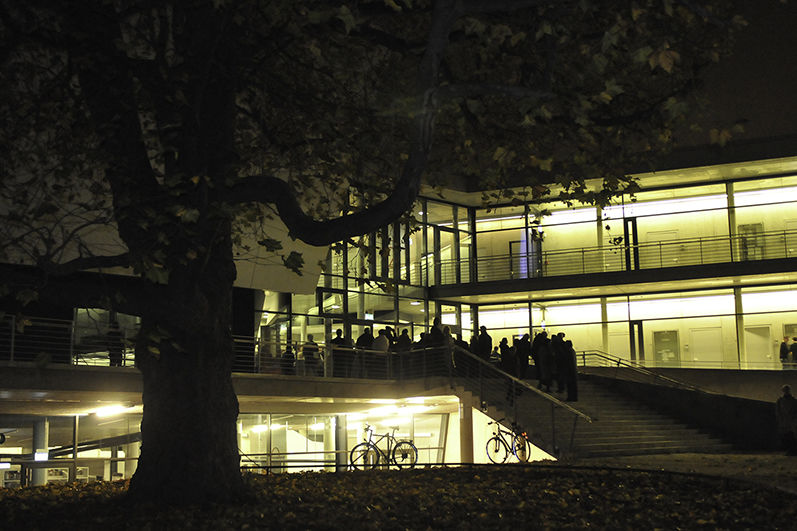 vor dem Konzertsaal/Foto: HL Böhme