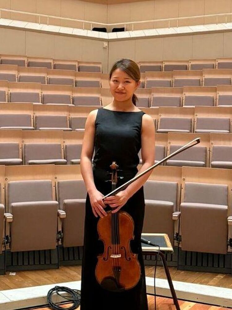 Woobin Choi/Foto: privat Woobin Choi mit Viola in einem Konzertsaal, to the current article