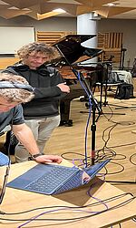 Im Studio der der Akademia Muzyczna im. Krzysztofa Pendereckiego/Foto: Leo Zschorlich Techniker arbeiten im Studio