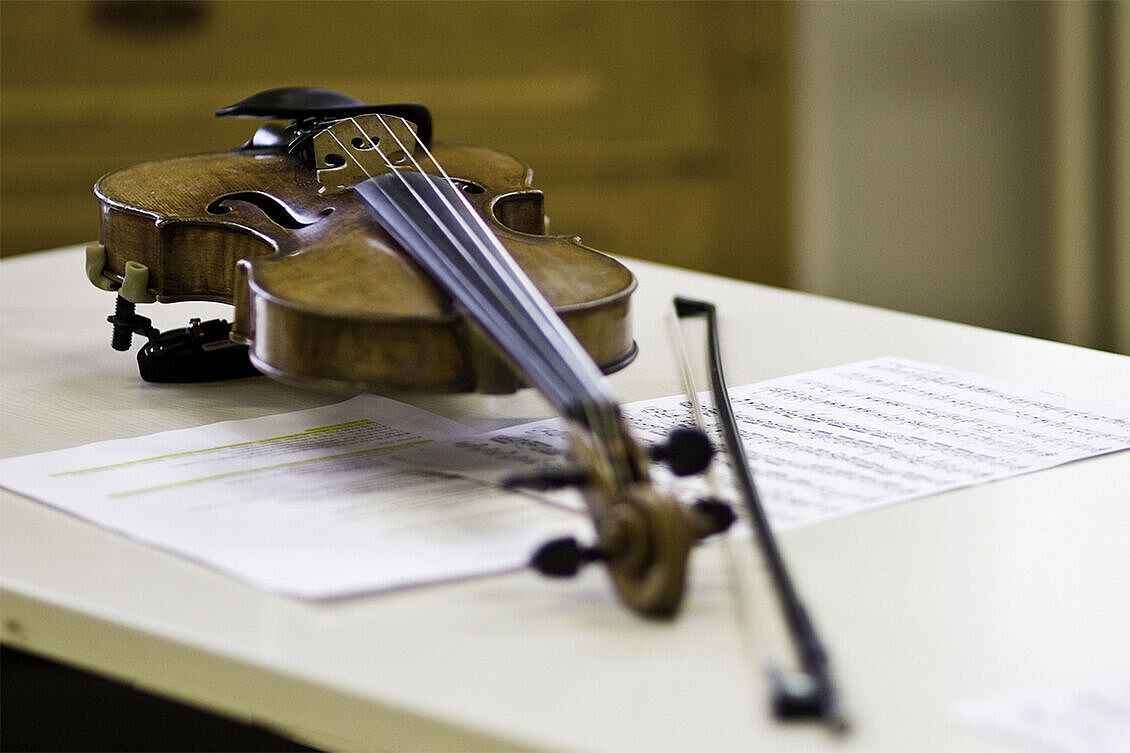 Violine auf Tisch liegend/Foto: Ronny Waleska Violine auf Tisch liegend/Foto: Ronny Waleska