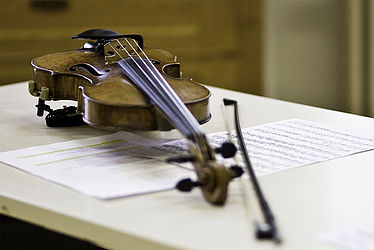 Violine auf Tisch liegend/Foto: Ronny Waleska