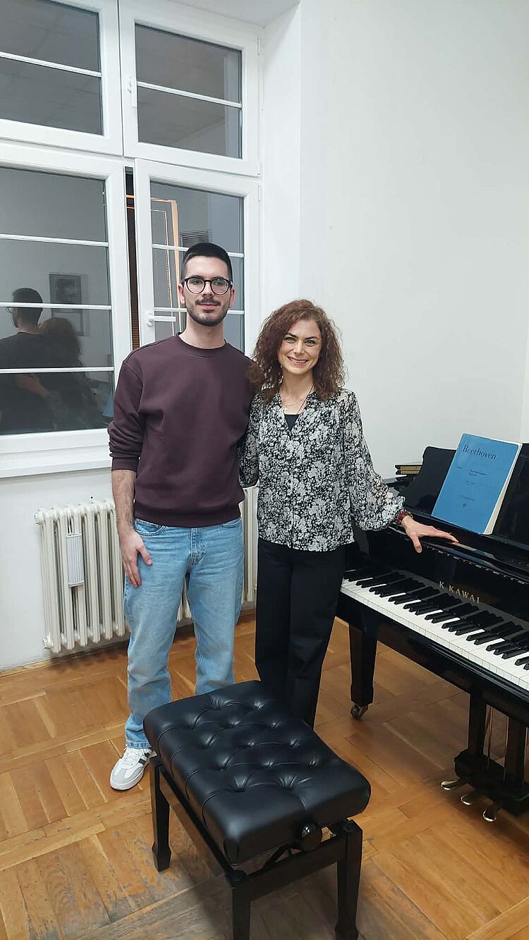 Mirjana Rajić steht mit einem Studenten neben dem Klavier, to the current article