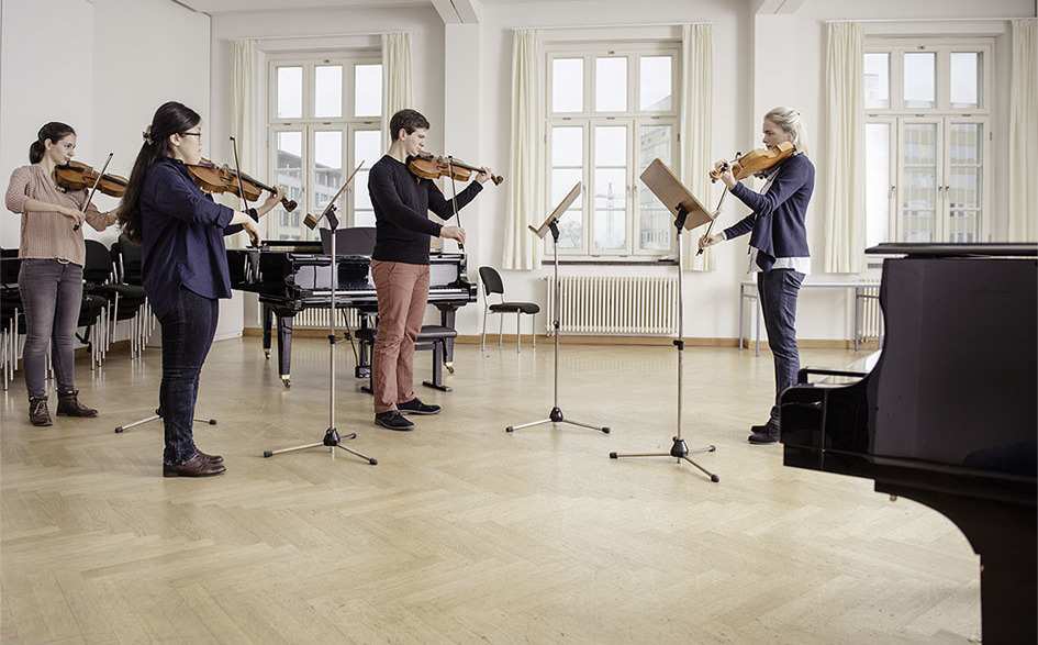 Christina Biwank mit Studierenden/Foto: Jörg Simanowski