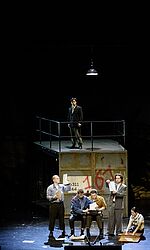 DIE WEISSE ROSE_B: (v.l.n.r.) Mykola Piddubnyk (Willi Graf), Fabian Werner (Schmorell), Fabian Schulze (Hans Scholl), Oliver Chubb (Christoph Probst), Yejy Nam (Sophie Scholl), (o.) Yu He (Professor Huber)/Foto: Stephan Floss