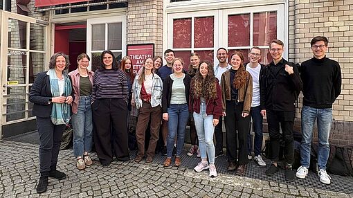 Gruppenbild der Musikpädagogik-Studierende vor dem Theater am Wettiner Platz