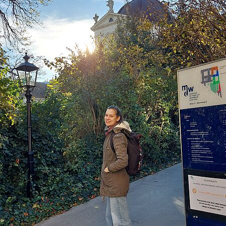 Die Musikpädagogik-Studentin Franziska Köchel vor dem Institut für Klavier in der Musikpädagogik am Rennweg, ehemaliges Salesianerinnen-Kloster