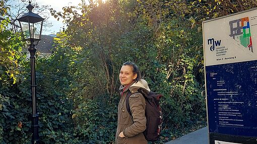 Die Musikpädagogik-Studentin Franziska Köchel vor dem Institut für Klavier in der Musikpädagogik am Rennweg, ehemaliges Salesianerinnen-Kloster