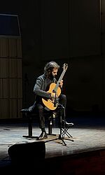 DAAD-Preisträger Ozan Coşkun/ Foto: Marie Kirchner Auftritt des Gitarristen Ozan Coşkun im Konzertsaal