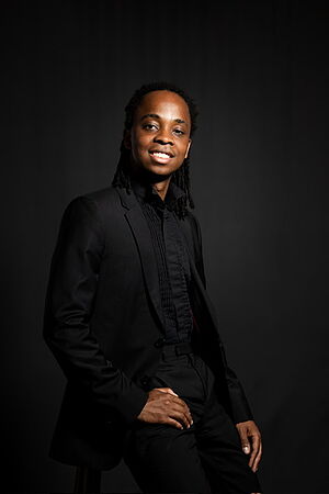 Kyle Fearon-Wilson/Foto: Kristóf Kovács Porträütbild des Tenors Kyle Fearon-Wilson