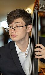 Student Daniel Huber mit seinem Kontrabass