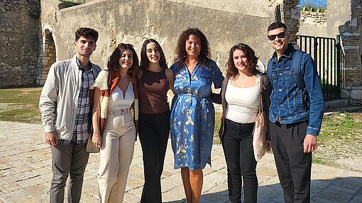 Prof. Yamina Maamar (3.v.r.) mit Studierenden der Ionian University auf Korfu/Foto: privat