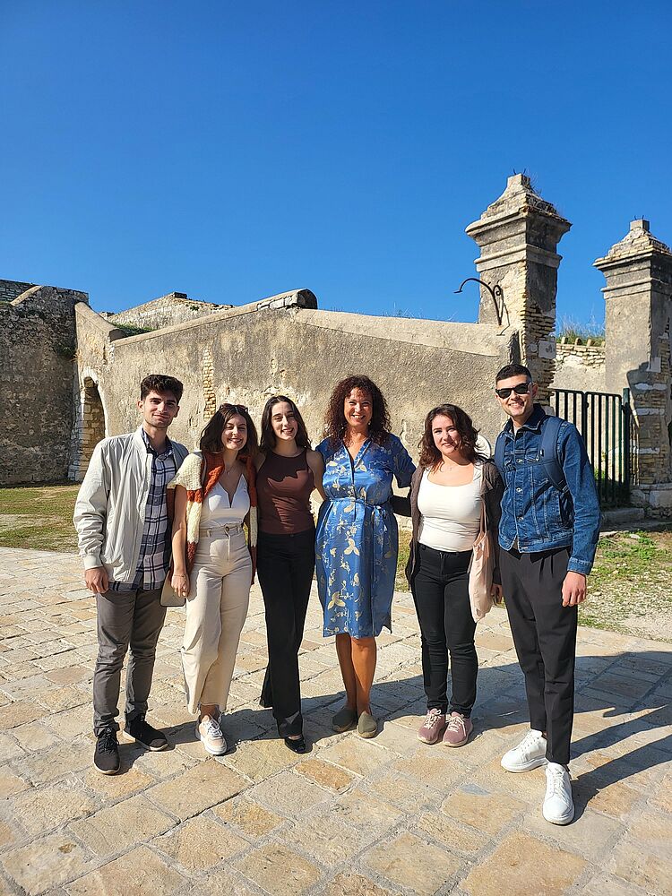 Prof. Yamina Maamar (3.v.r.) mit Studierenden der Ionian University auf Korfu/Foto: privat