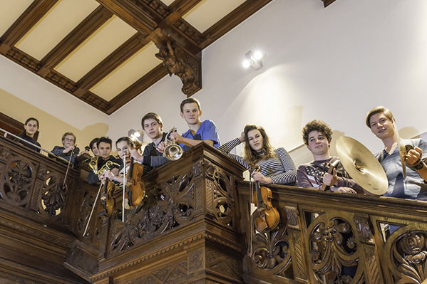 SchülerInnen im Treppenhaus der Villa Rothermundt/Foto: Marcus Lieder