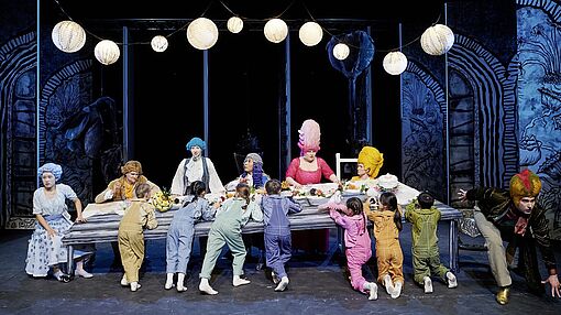 LA FINTA GIARDINIERA: Xiang Li (Sandrina), Nico Lindheimer (Nardo), Anna-Maria Tietze (Ramira), Chao Wang (Podesta), Lisa Trentmann (Arminda), Anna Eisenmann (Serpetta), András Adamik (Belfiore)/Foto: Stephan Floss
