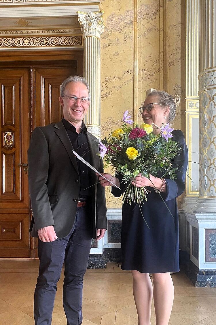 Verleihung der Honorarprofessur an KV Tobias Gloeckler durch die amtierende Rektorin Professorin Claudia Schmidt-Krahmer/Foto: privat