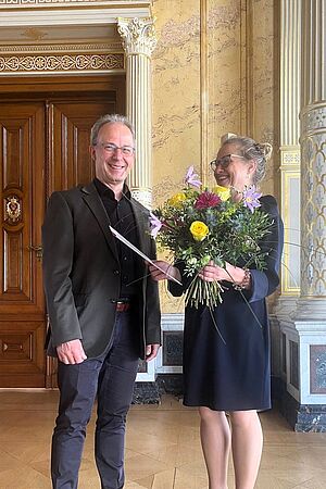 Verleihung der Honorarprofessur an KV Tobias Gloeckler durch die amtierende Rektorin Professorin Claudia Schmidt-Krahmer/Foto: privat