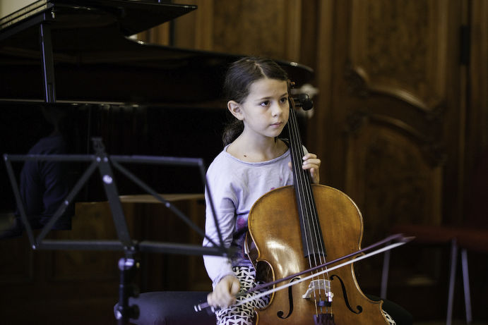 Kind am Violoncello/Foto: Ronny Waleska