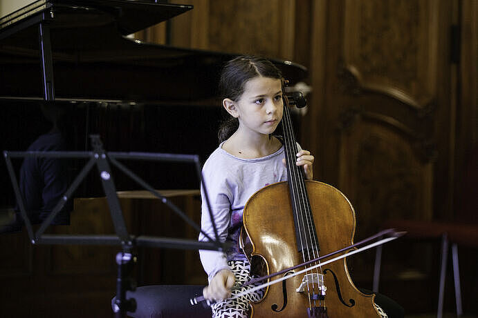 Kind am Violoncello/Foto: Ronny Waleska