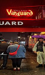 Joel vor dem Village Vanguard/Foto: Joel Ferrando Gidde Der Village Vanguard in New York