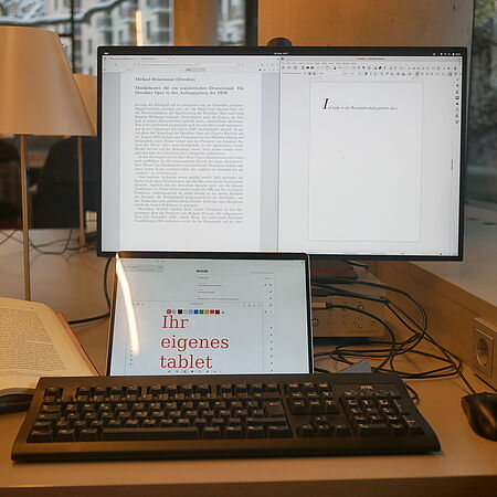 Photo eines Tablets angeschlossenen an einen der Monitore in der Biblitohek