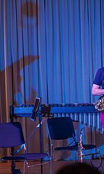 Konzert mit Gitarre Klavier und Schlagzeug