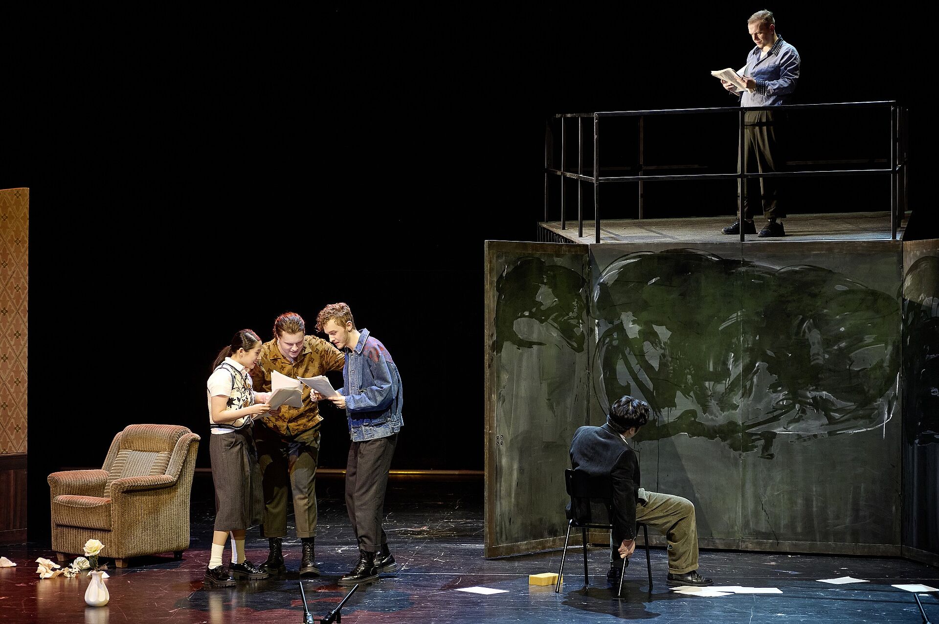 DIE WEISSE ROSE_B: (v.l.n.r.) Yejy Nam (Sophie Scholl), Fabian Schulze (Hans Scholl), Fabian Werner (Schmorell), Yu He (Professor Huber), (o.) Mykola Piddubnyk (Willi Graf)