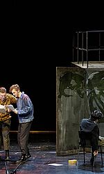 DIE WEISSE ROSE_B: (v.l.n.r.) Yejy Nam (Sophie Scholl), Fabian Schulze (Hans Scholl), Fabian Werner (Schmorell), Yu He (Professor Huber), (o.) Mykola Piddubnyk (Willi Graf)/Foto: Stephan Floss