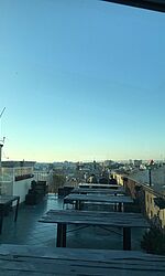 Dachterrasse der Akademia Muzyczna im. Krzysztofa Pendereckiego/Foto: Leo Zschorlich Blick auf die Bänke auf der Dachterrasse und Krakau