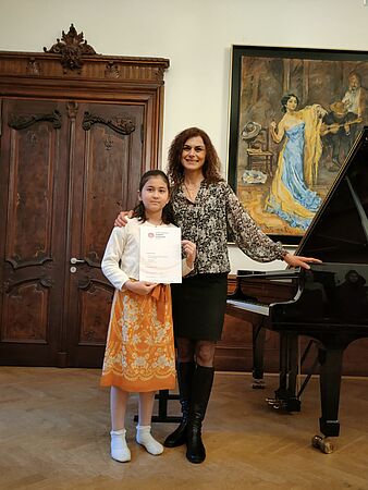 Yori Gubarew (links) mit ihrer Klavierlehrerin Mirjana Rajić