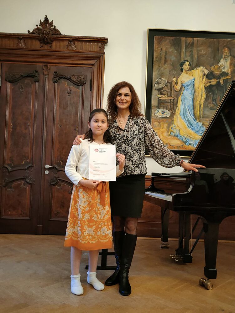 Yori Gubarew (links) und Mirjana Rajić/Foto: Mirjana Rajić Yori Gubarew (links) mit ihrer Klavierlehrerin Mirjana Rajić, zum Aktuelles-Beitrag