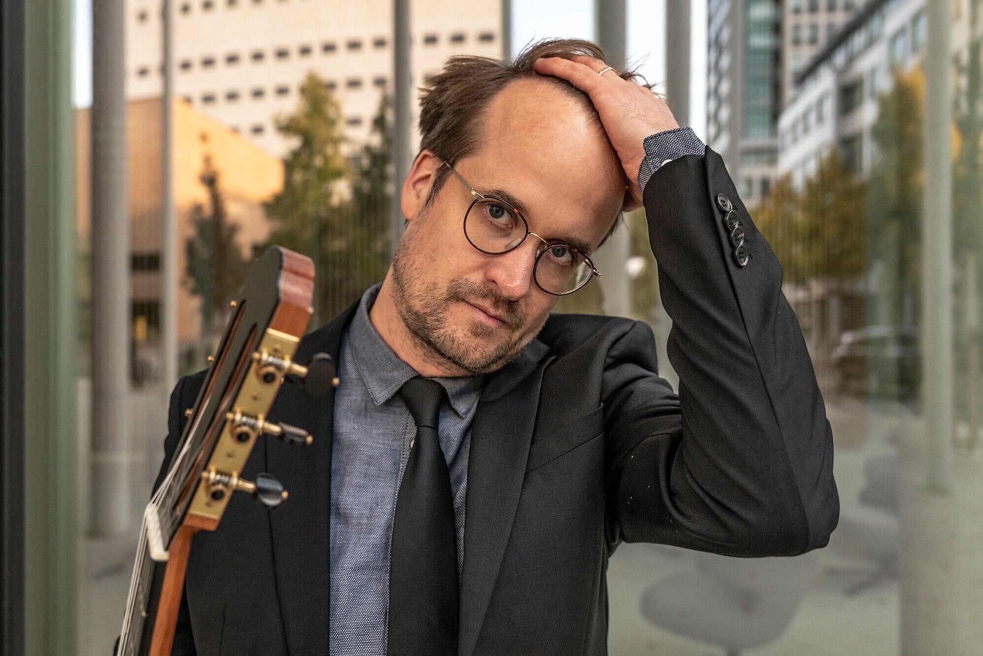 Portraitbild von Martin Steuber mit Gitarre