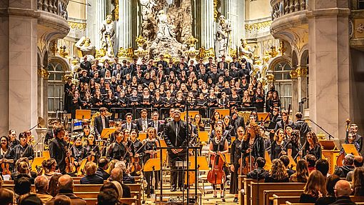 Hochschulchor der HfMDD in der Frauenkirche Dresden / Foto: Marcus Lieder