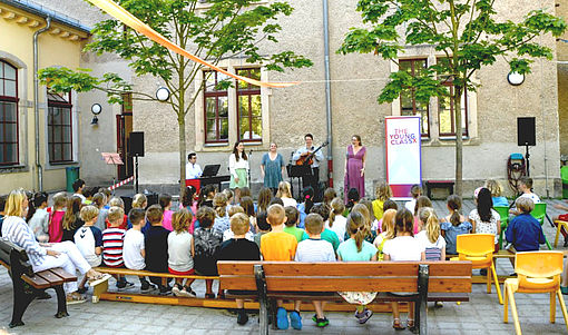 Kinder der 63. Grundschule beim The Young ClassX Schulhofkonzert/Foto: F. Wendler