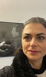 Vor den Fotos des italienischen Pianisten Arturo Benedetti Michelangeli. Er hat an der Hochschule für Musik Claudio Monteverdi in Bozen unterrichtet/Foto: Mirjana Rajic
