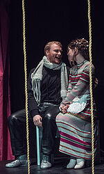 Galoschenoper 2022 A: Macheath (Richard_Breitkopf), Lucy Lockit (Nadja Noack)/Foto: Marlene Lorenz