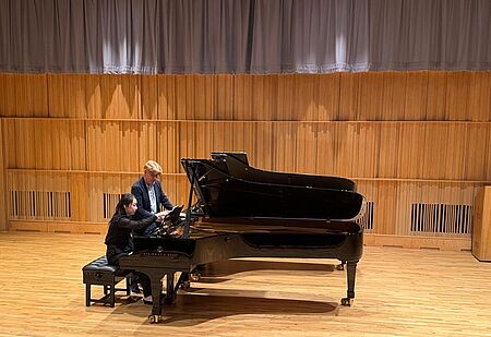 Prof. Karl-Heinz Simon unterrichtet eine Schülerin  in der Concert Hall des Royal Conservatoire Birmingham