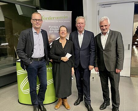 Vorstandsmitglieder vor den neuen Werbemitteln des Fördervereins: (v.l.n.r.) Schatzmeister Knut Michel, 3. Vorsitzende Prof. Christine Straumer, Vereinsvorsitzender Wolfgang Schaller und Rektor Axel Köhler