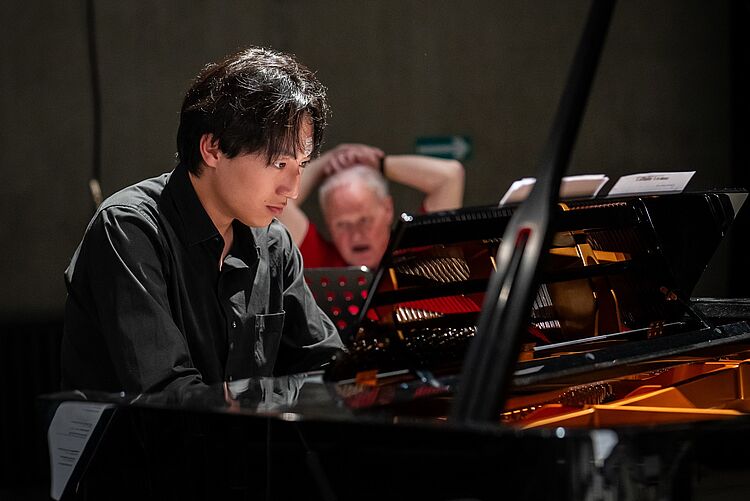 Der Komponist Youshin Gim am Klavier, zum Aktuelles-Beitrag