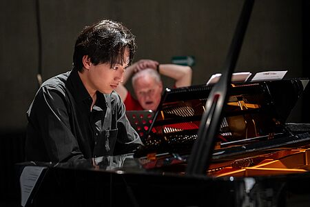 Der Komponist Youshin Gim am Klavier