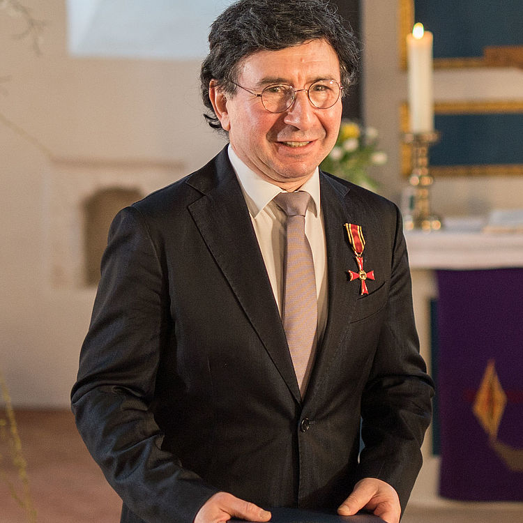 Prof. Arkadi Zenzipér mit dem Bundesverdienstkreuz/Foto: Paco Fiedler
