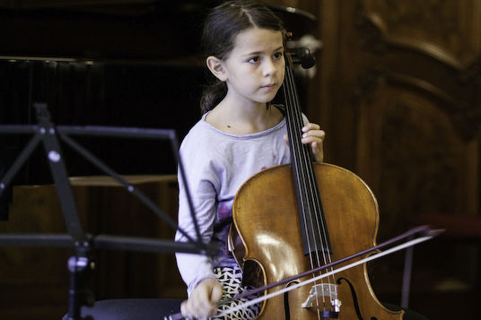 Kind mit Violoncello/Foto: Ronny Waleska Kind mit Violoncello/Foto: Ronny Waleska