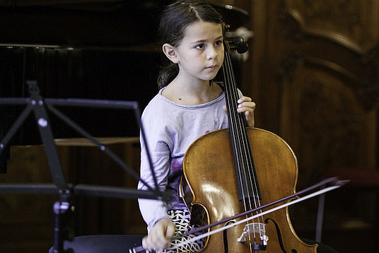 Kind mit Violoncello/Foto: Ronny Waleska