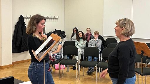 Pia-Marie Nilsson arbeitet mit den Studierenden