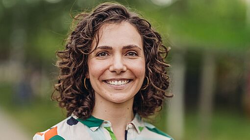 Porträtbild von Friederike Fischer, im Hintegrund Bäume