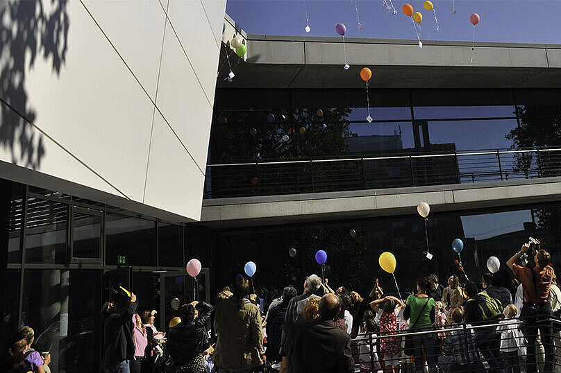 Luftballons aufsteigend von Menschenmenge